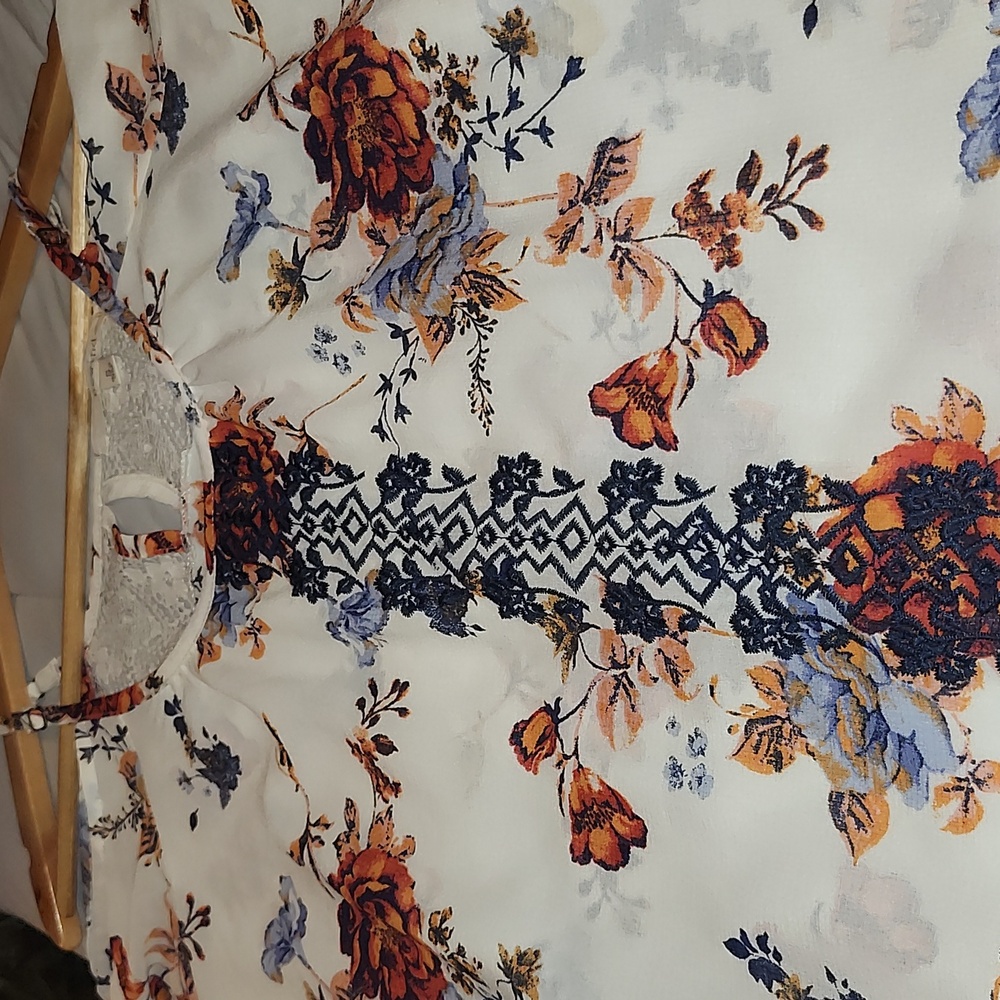BEAUTIFUL DAINTY TOP WITH SHOULDER CUTOUTS size Sm - Picture 3 of 4